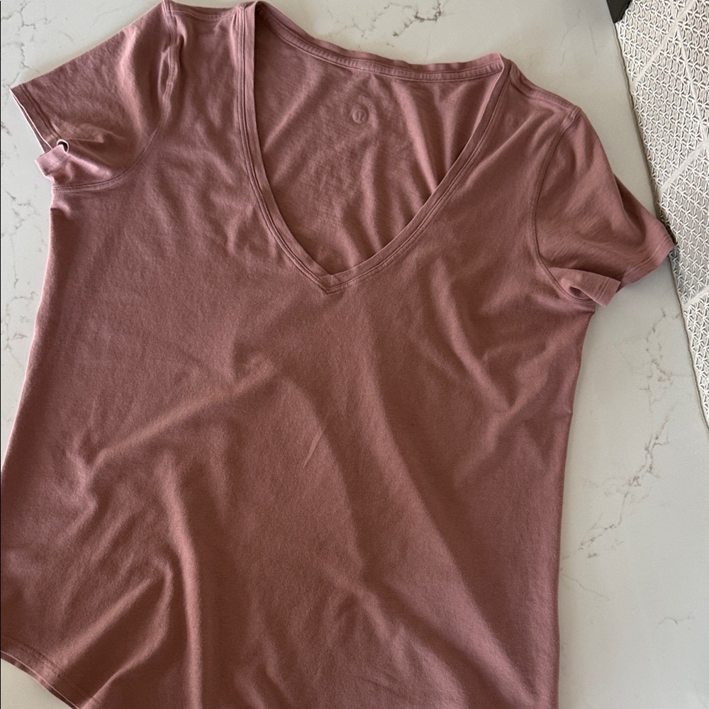 Lululemon Women's V-Neck T-shirt - Mauve